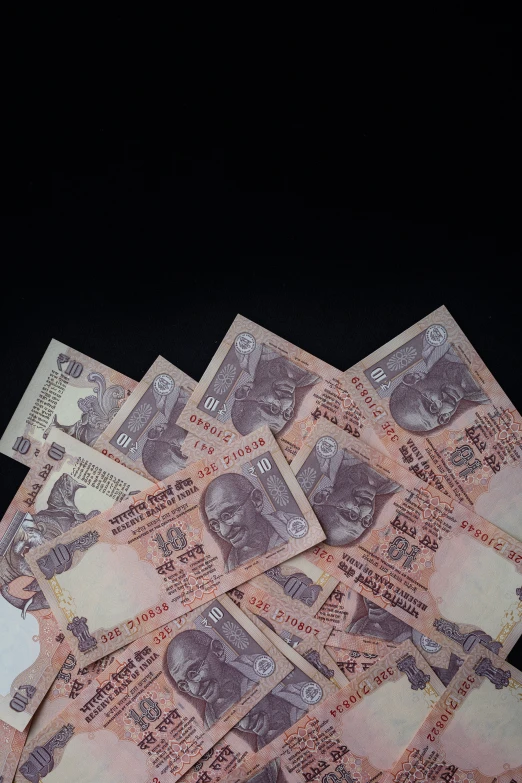 a bunch of twenty indian rupee bills