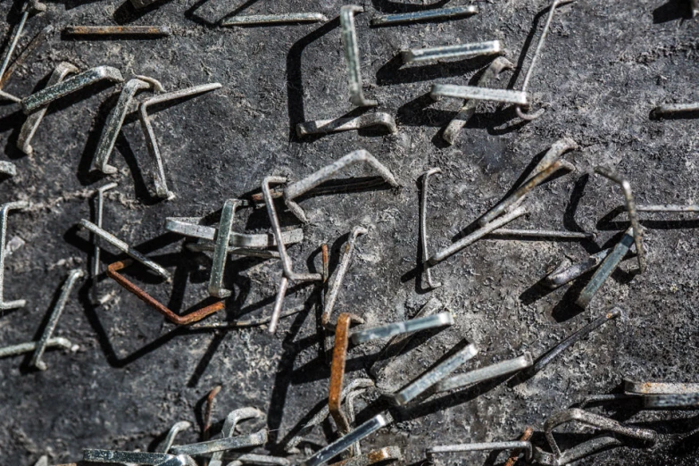 a bunch of nails on top of the ground