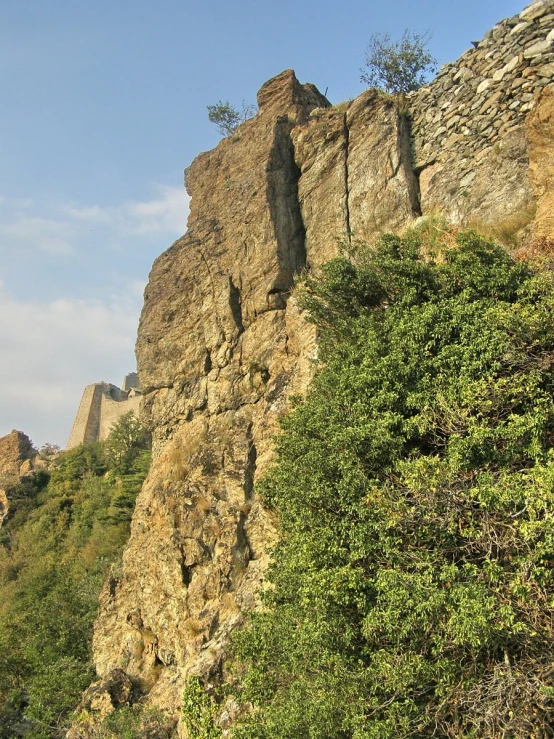 an image of there is a rock formation