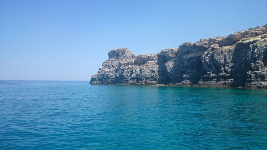 the large rocks at the end of the cliff are near the ocean