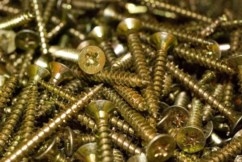 there are many different types of screws together