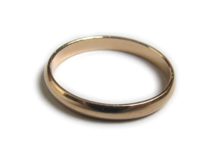 a gold wedding band that has no edges