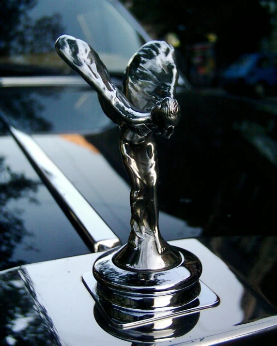 the hood ornament on the front of a car