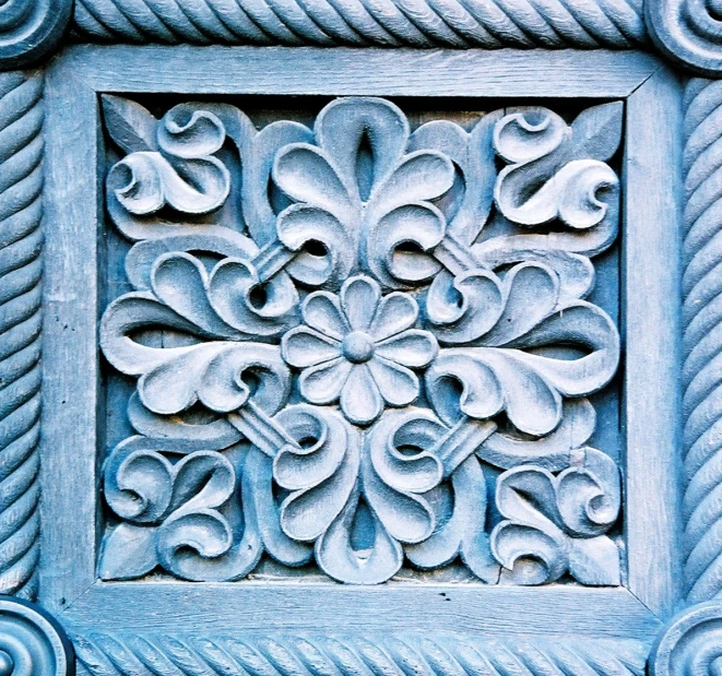the carved blue flower has long lines
