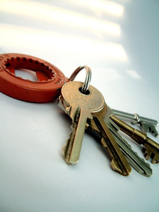 a bunch of keys are laying on a table