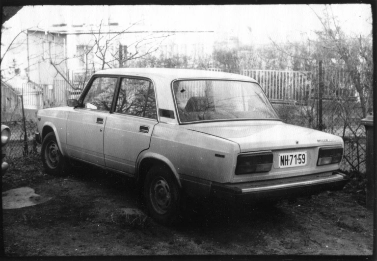 an old car is parked in the yard