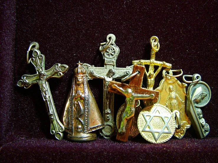 several different objects made from different types of jewelry