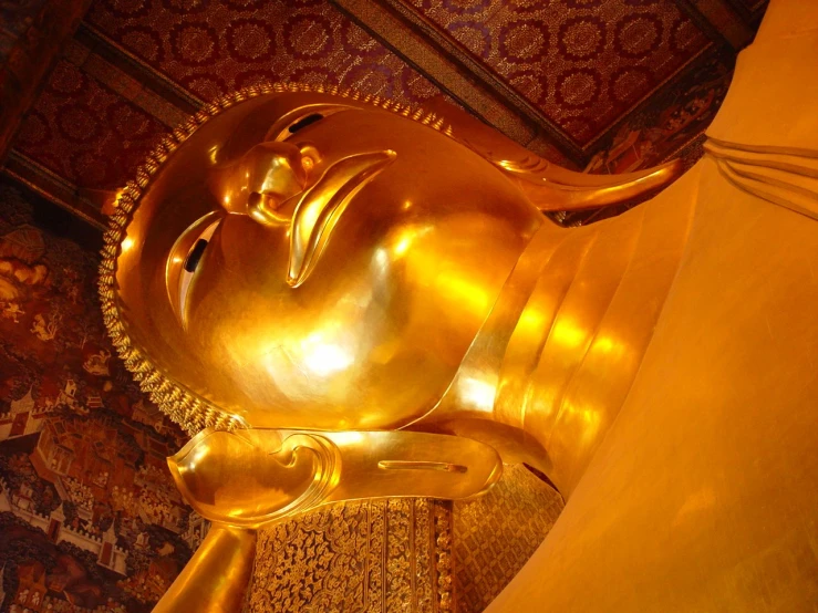 there is a large buddha statue made out of gold leaf