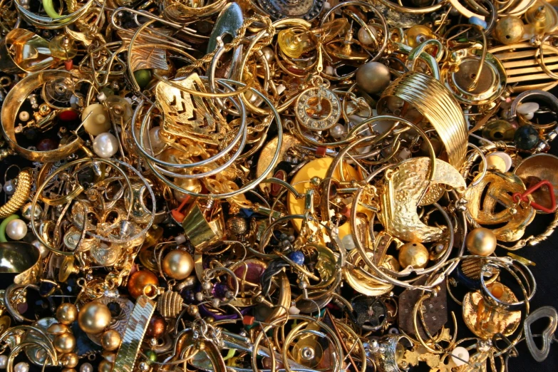this is many different jewelry pieces on a table