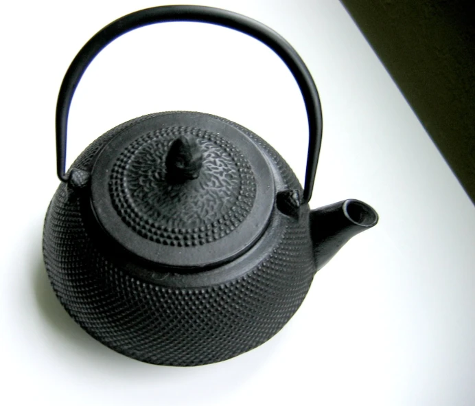 a tea pot that has a handle on it