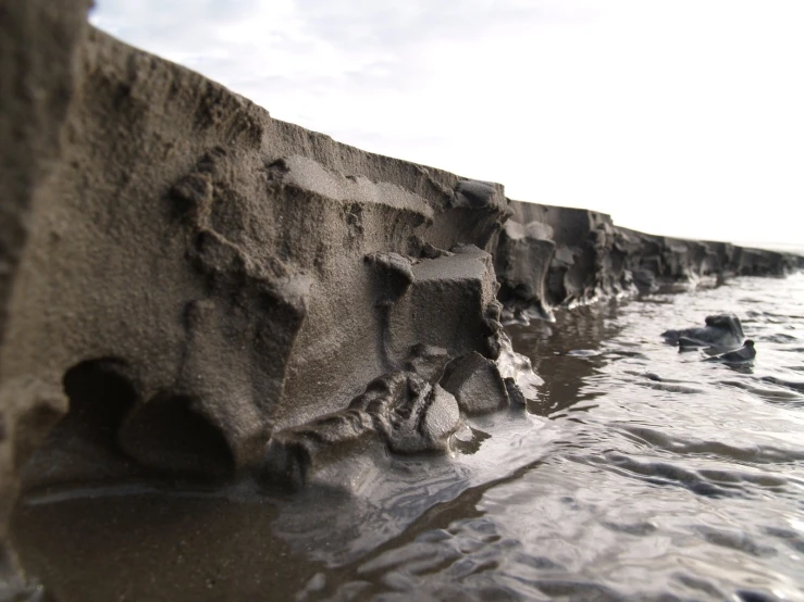 the tide rolls into the rocks in the water