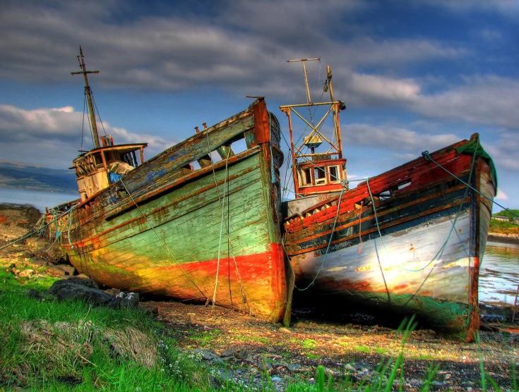 an image of two boats that are sitting on the ground