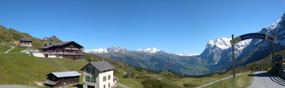 there are many small buildings on this mountain