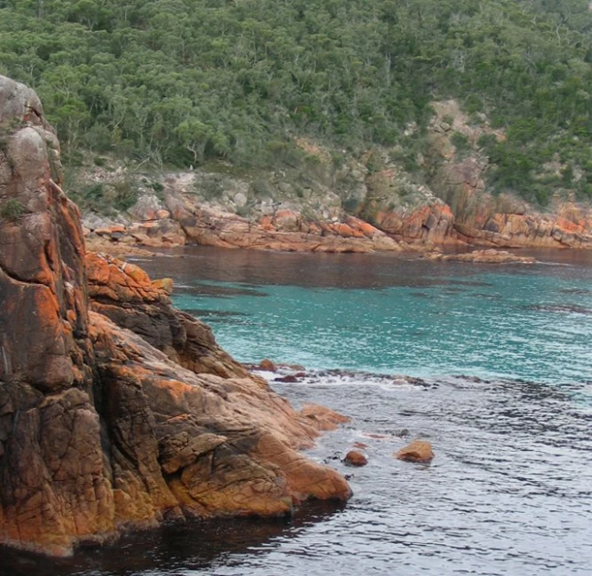 a boat is docked on the side of an island