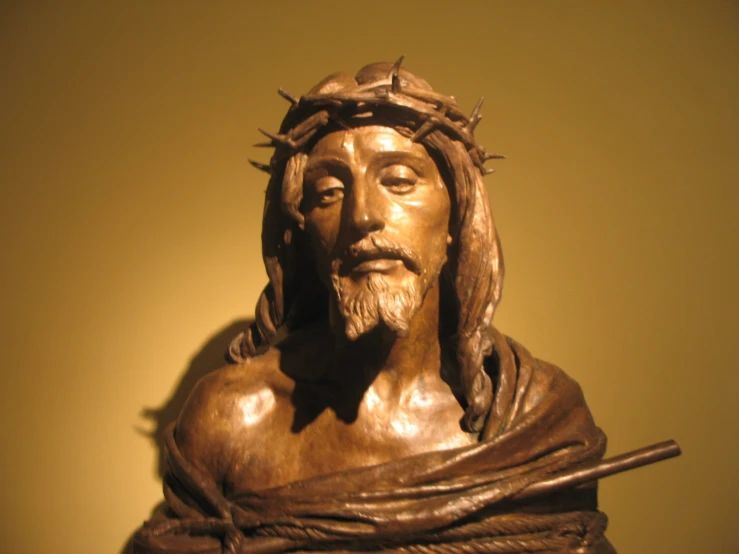 a sculpture of jesus in gold with a crown on his head