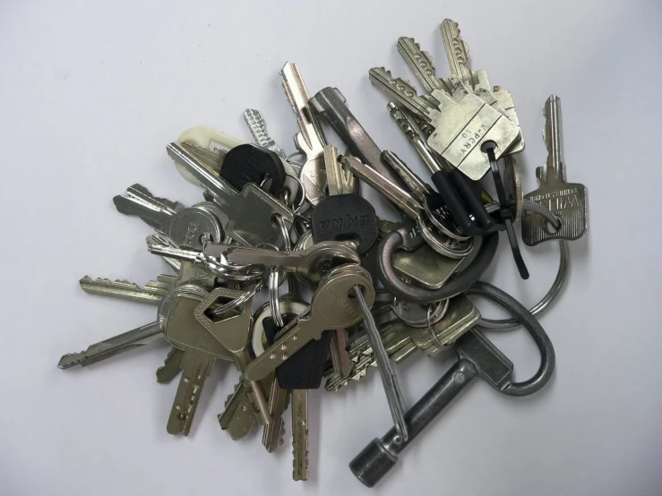 a large pile of keys that are all stacked together