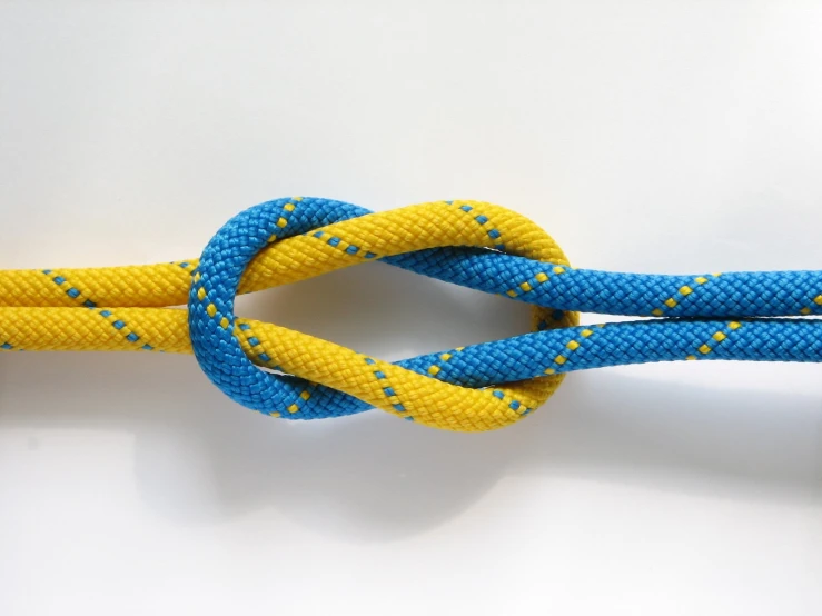 a rope tied together with blue and yellow colors