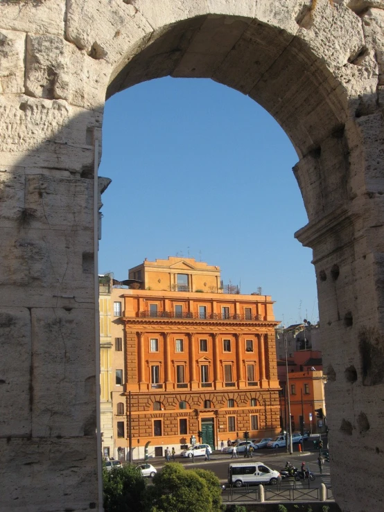 an arch in the middle of a city street