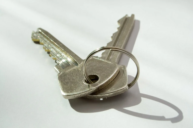 a bunch of keys are laying out on the table