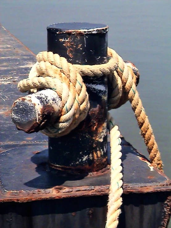 the rope is attached to the end of a boat