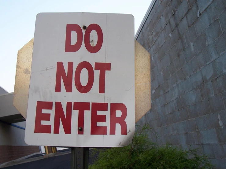 a do not enter sign in front of a building