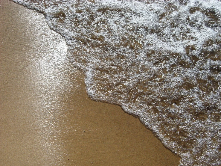 there are some waves crashing on the beach