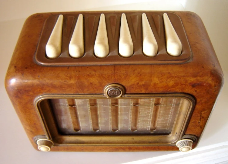 an old radio with white s is set on a wall