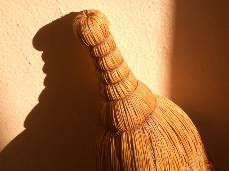 a wooden decoration made of straw with long ridges