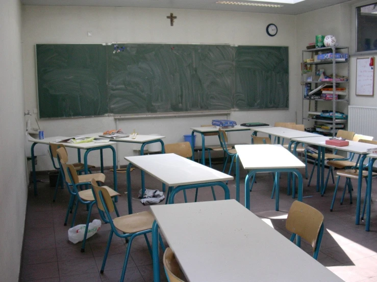 there are many empty tables and chairs in the classroom