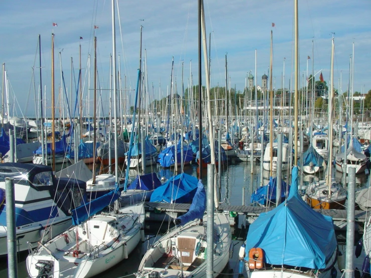 many small boats are parked next to each other