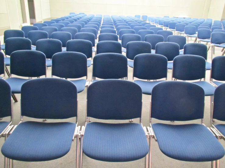 the seats are empty in this room with light walls