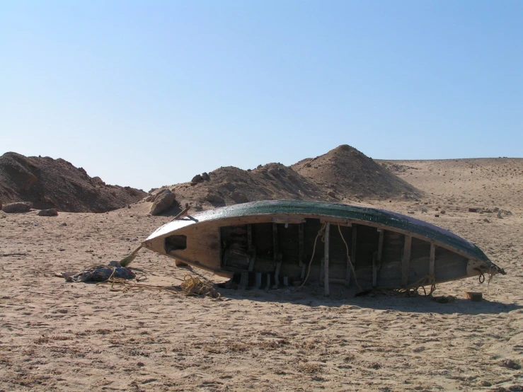 a boat sitting out in the middle of some dirt