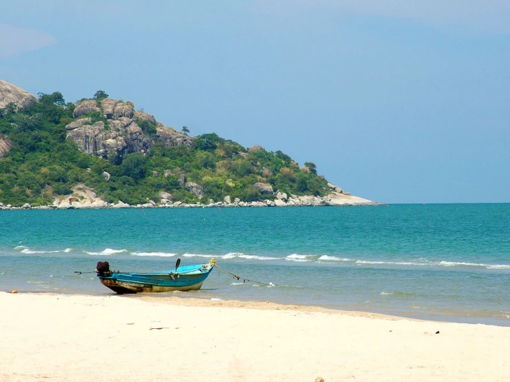 there is a boat that is sitting on the beach