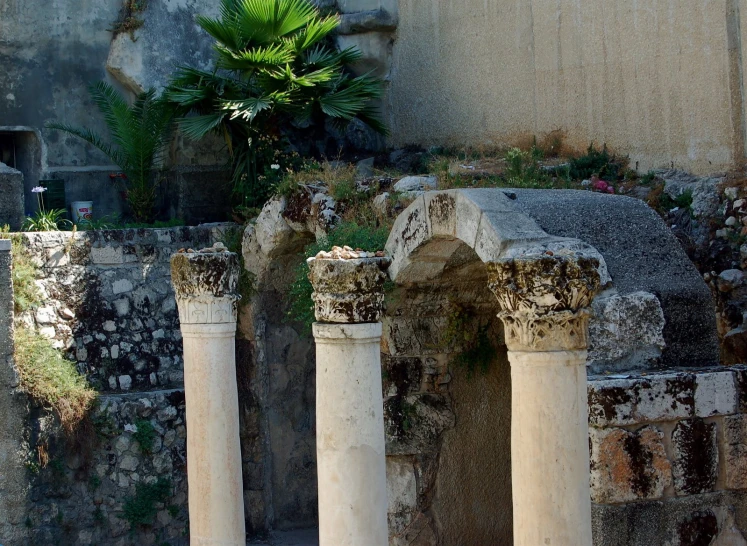 some white pillars are sitting on the sidewalk