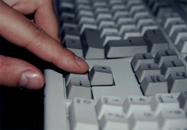 hand hing on keyboard with other hands