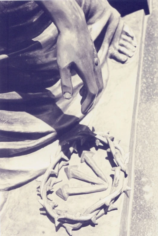 this is a close up view of the hands of a person who is on the bottom of a statue