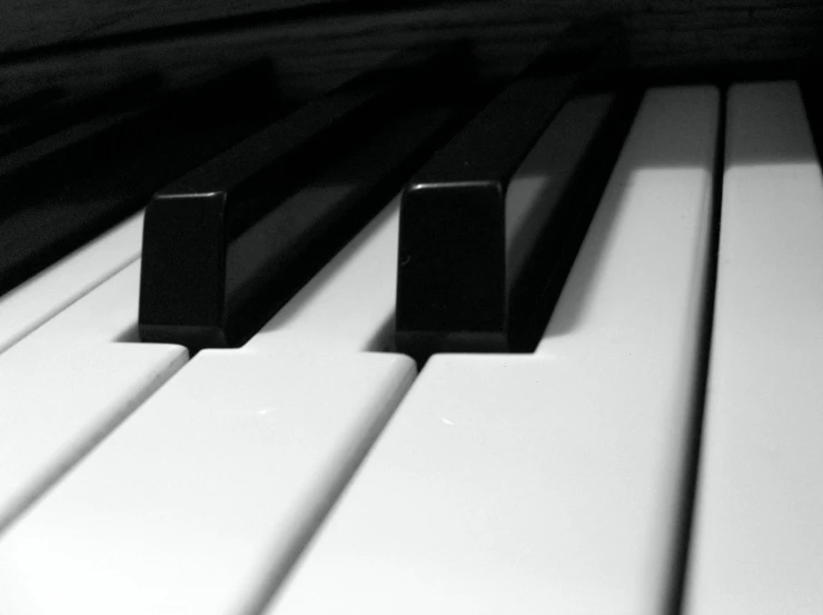 the black and white piano keys are close to each other