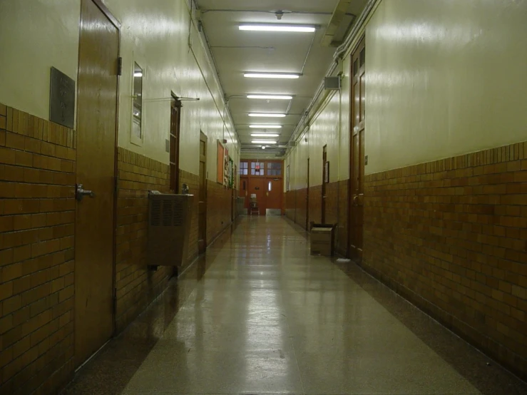 a hallway with an urinal next to some doors