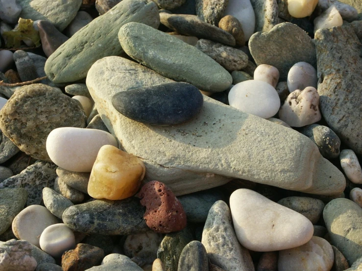 there is a rock that has different stones