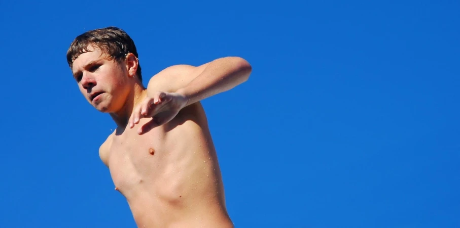 a man that is throwing a frisbee