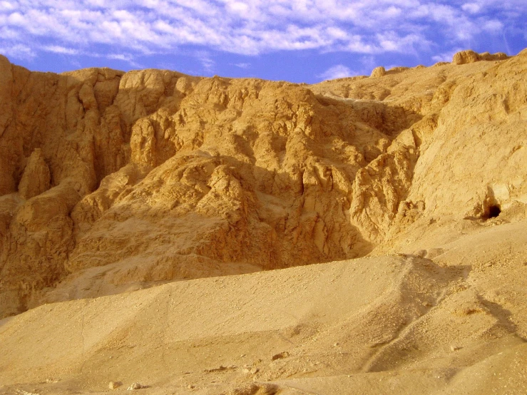 this is a po of sand hills on a beach