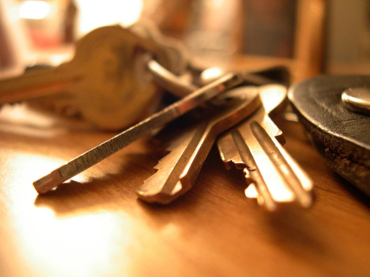 there are many keys on a wood surface