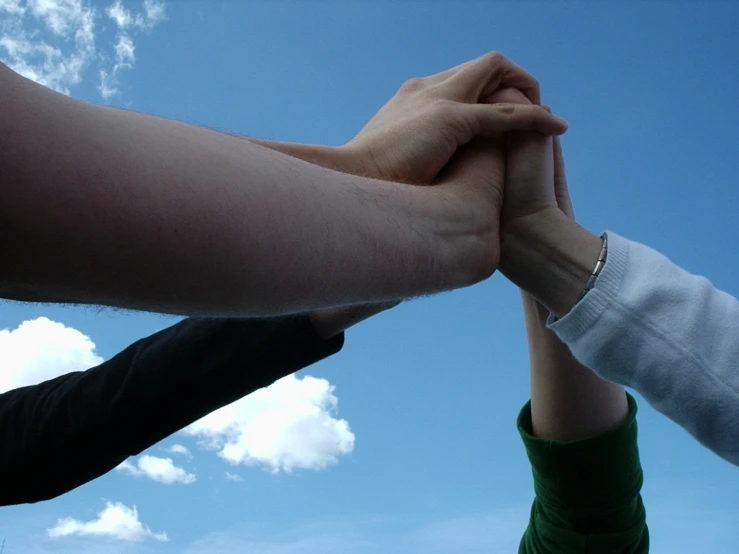 the two people are holding hands together for a pograph