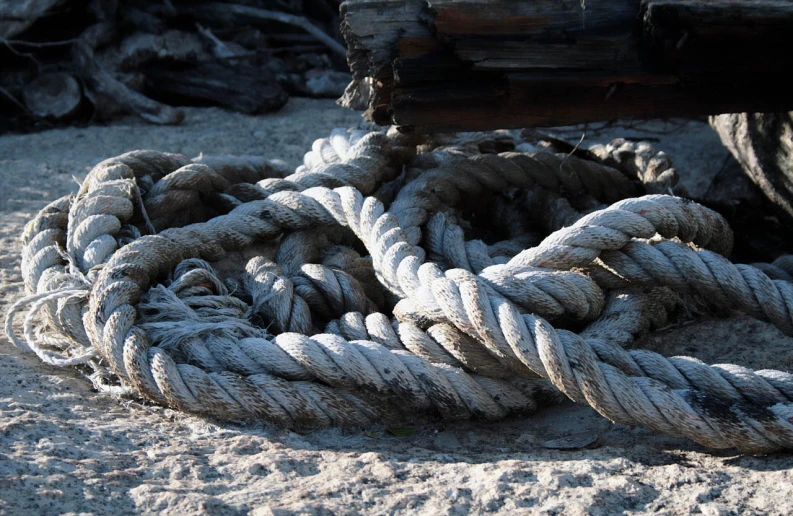 the rope is on the ground under the picnic table