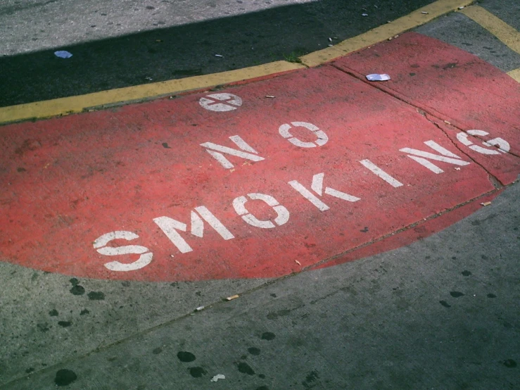 a street sign that reads, no smoking on the ground