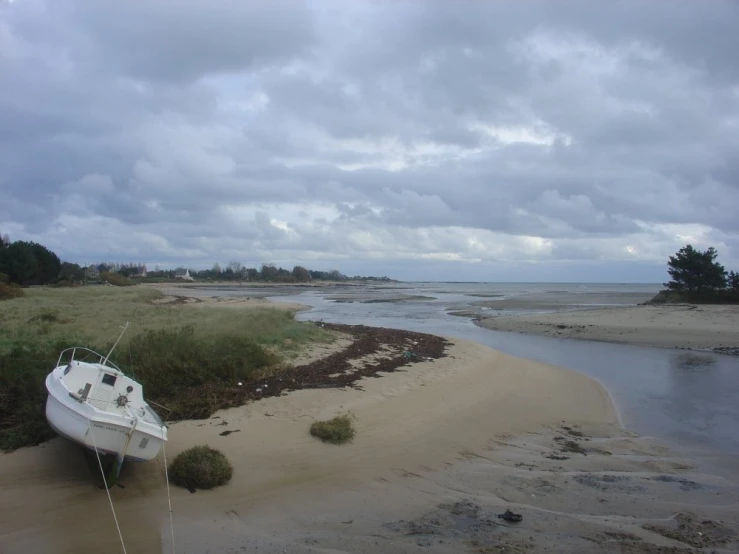 the boat is tied to the shore by an anchored rope