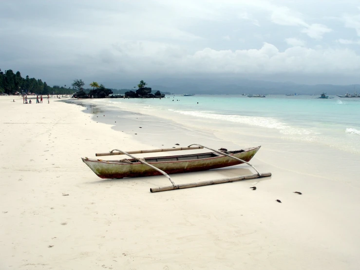 a boat with a rope tied to it on the beach