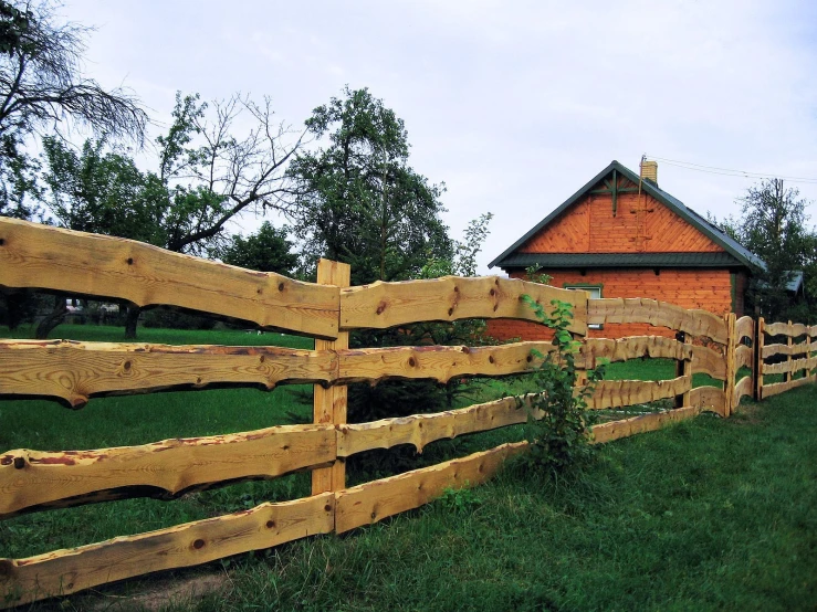 there are two different types of fences built together