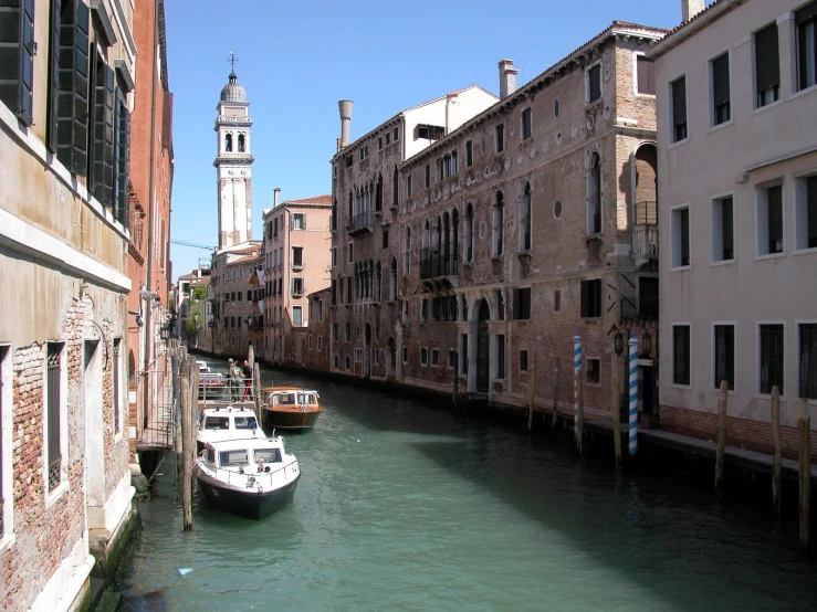 a river filled with lots of boats and tall buildings