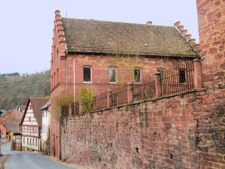 a brick building with ivy growing on the roof